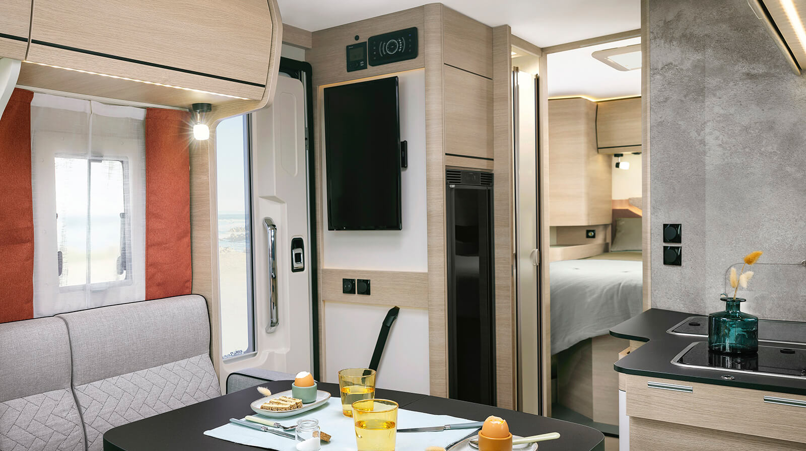 FOTOGRAFÍAS EN EL INTERIOR RAPIDO Autocaravana C86 NIGHT EDITION