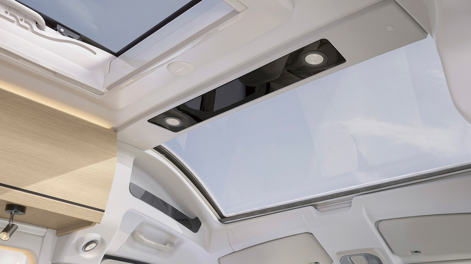 FOTOGRAFÍAS EN EL INTERIOR RAPIDO Autocaravana V55