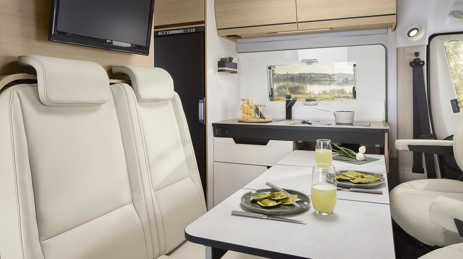 FOTOGRAFÍAS EN EL INTERIOR RAPIDO Autocaravana V64