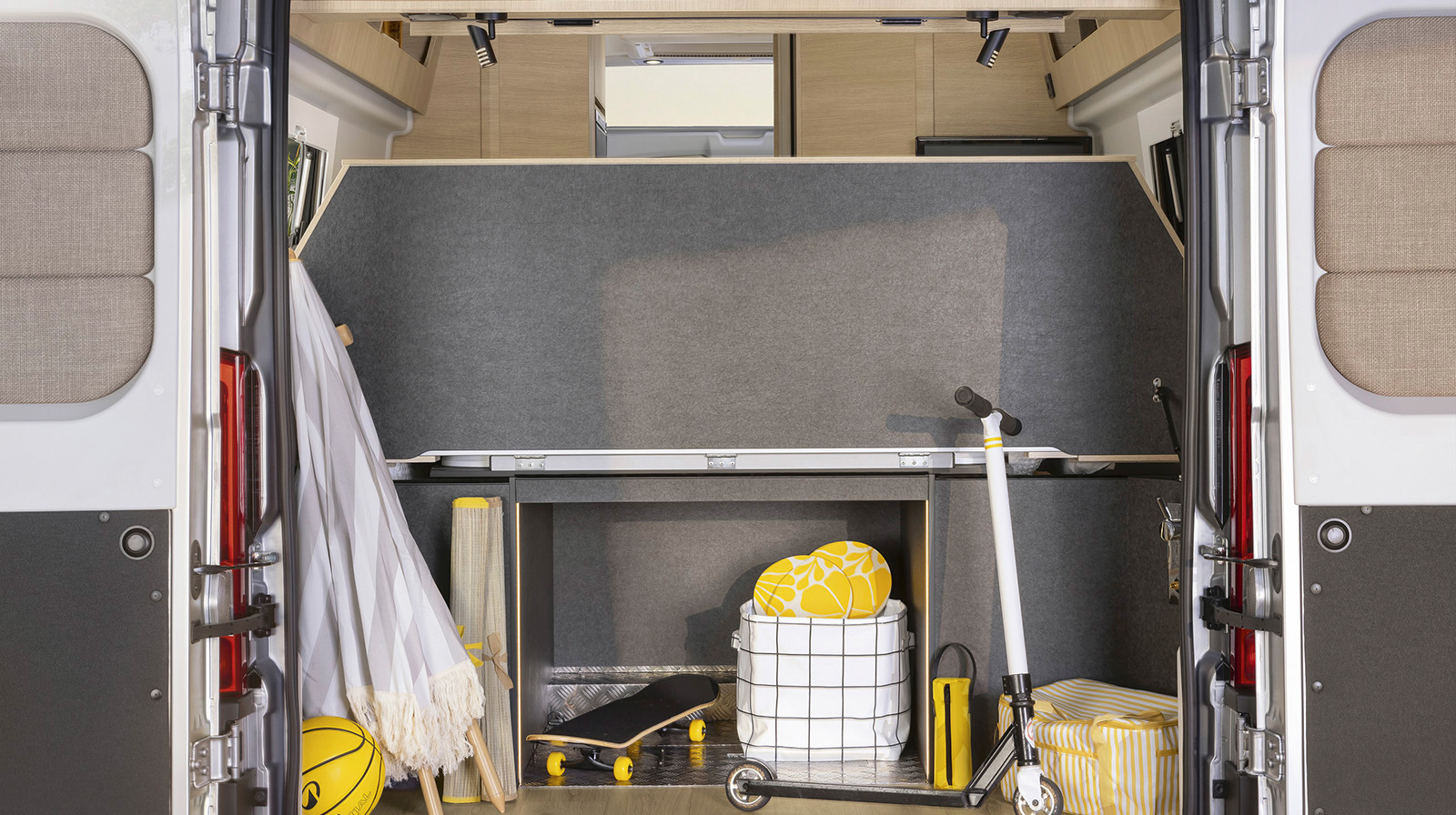 FOTOGRAFÍAS EN EL INTERIOR RAPIDO Autocaravana V64