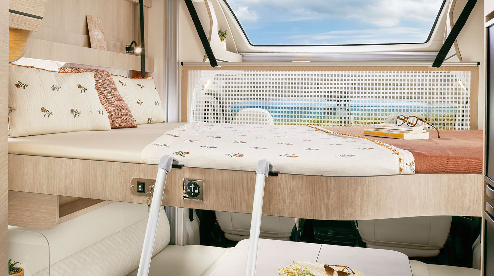 FOTOGRAFÍAS EN EL INTERIOR RAPIDO Autocaravana 606F