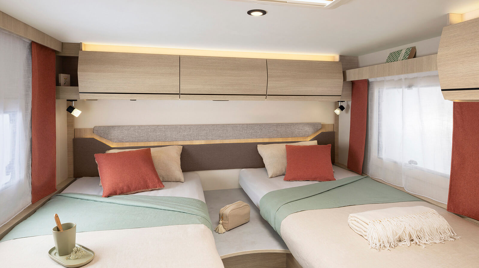 FOTOGRAFÍAS EN EL INTERIOR RAPIDO Autocaravana 666F