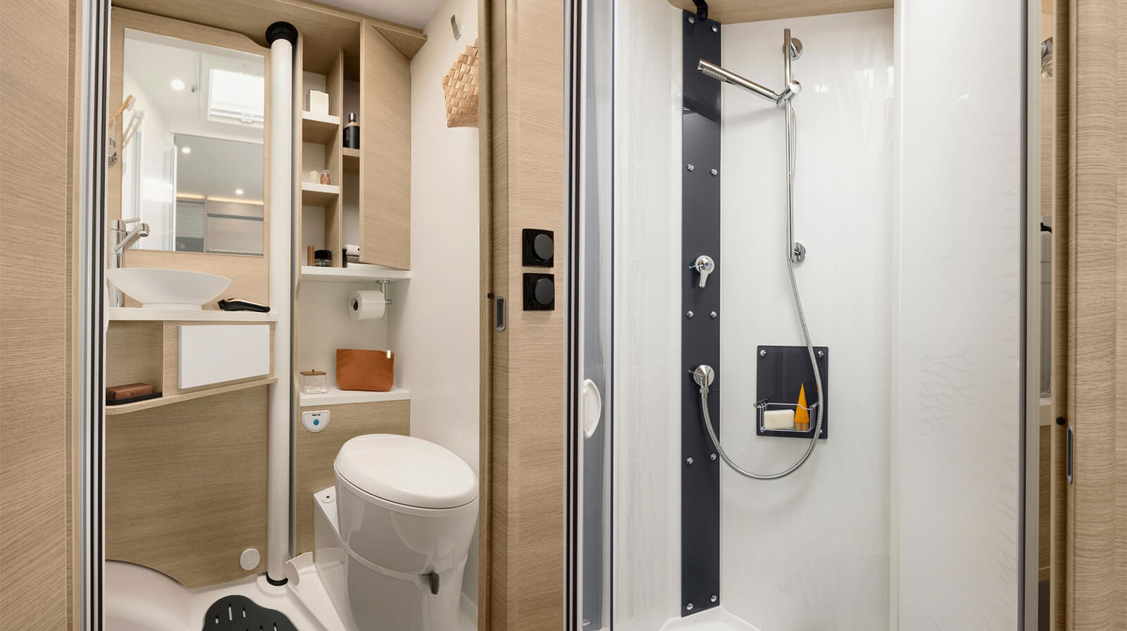 FOTOGRAFÍAS EN EL INTERIOR RAPIDO Autocaravana 854F