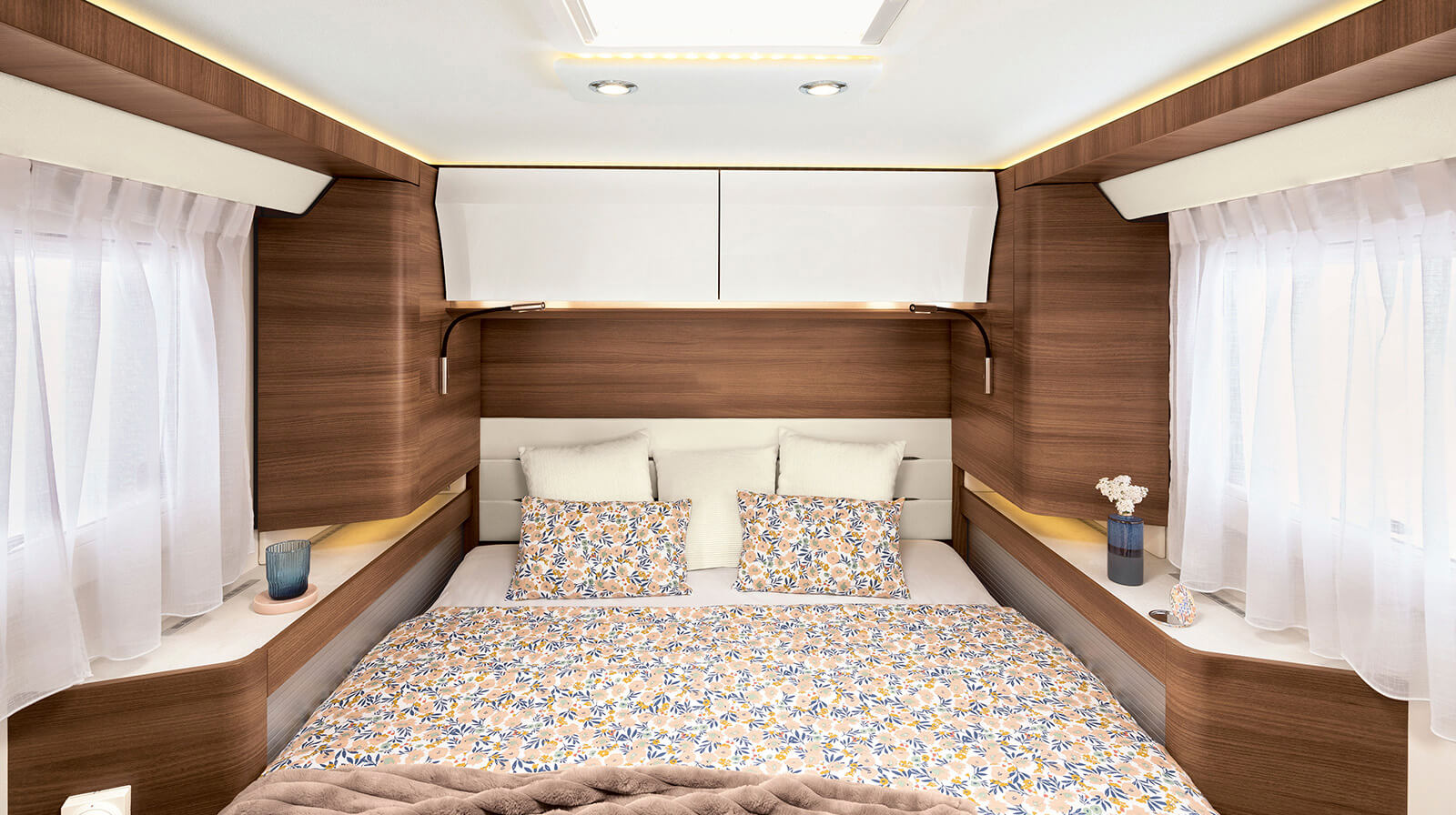 FOTOGRAFÍAS EN EL INTERIOR RAPIDO Autocaravana i96M ALDE