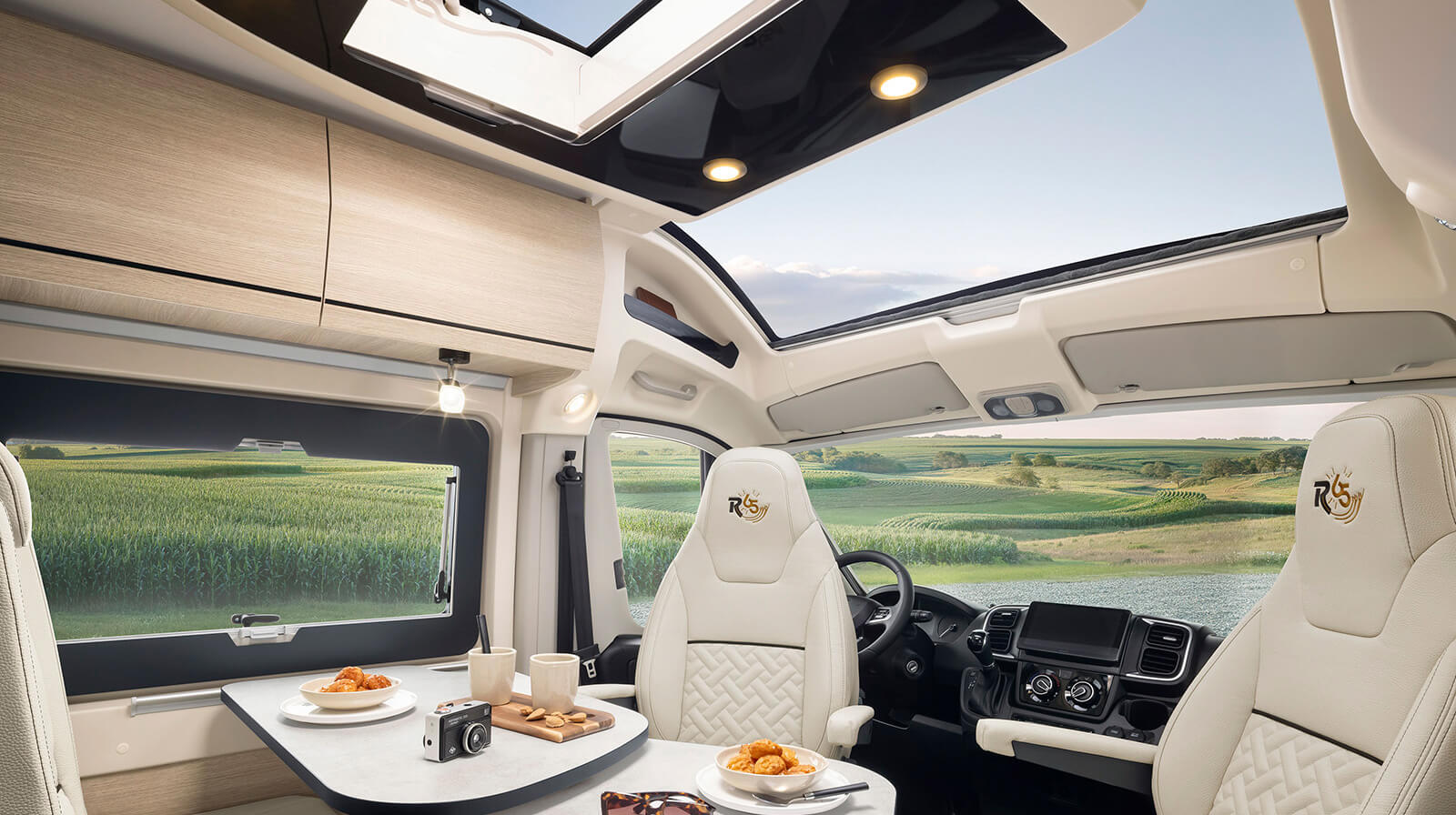 FOTOGRAFÍAS EN EL INTERIOR RAPIDO Autocaravana V62