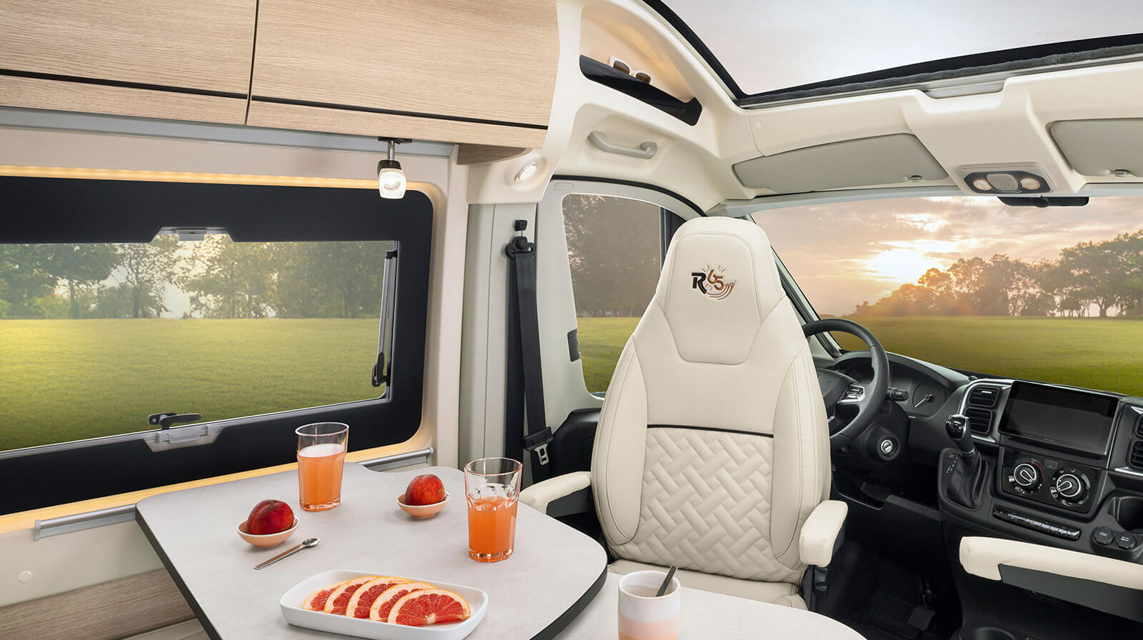 FOTOGRAFÍAS EN EL INTERIOR RAPIDO Autocaravana V62